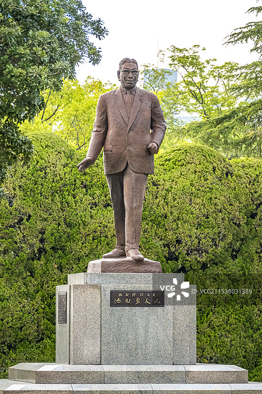 面向广岛城东护城河的池田勇人雕像图片素材