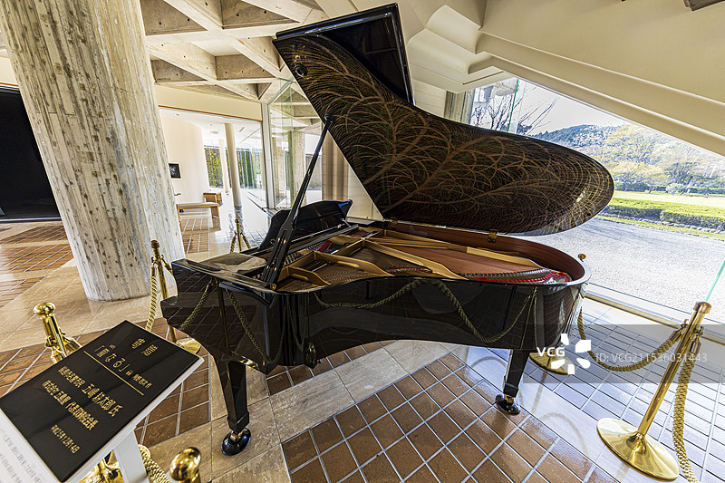 石川县轮岛漆艺博物馆入口大厅的钢琴图片素材