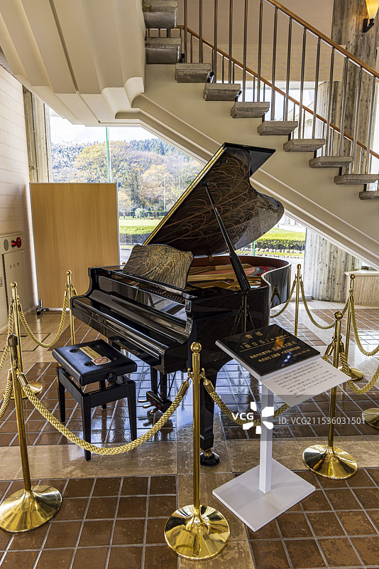 石川县轮岛漆艺博物馆入口大厅的钢琴图片素材