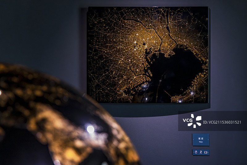 大型地球仪和采用传统轮岛漆器技艺的面板，轮岛漆艺美术馆，日本石川县。图片素材