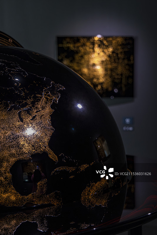大型地球仪和采用传统轮岛漆器技艺的面板，轮岛漆艺美术馆，日本石川县。图片素材