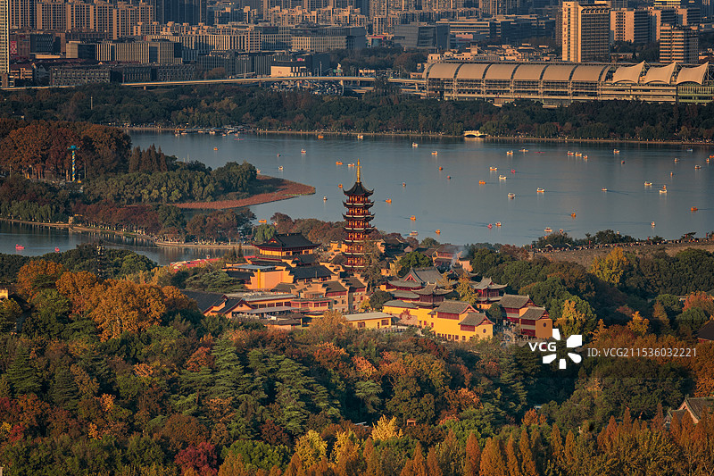 秋天的鸡鸣寺：遥望中的宁静与美丽图片素材