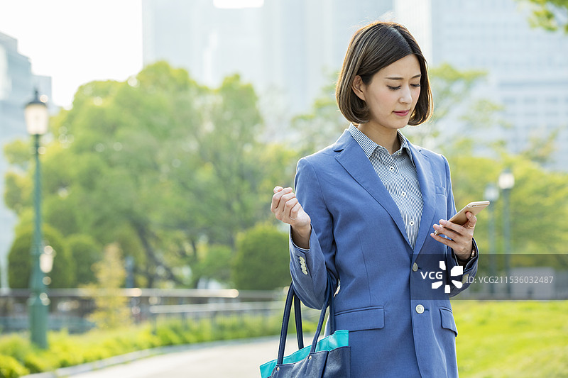 女商人正在查看智能手机图片素材