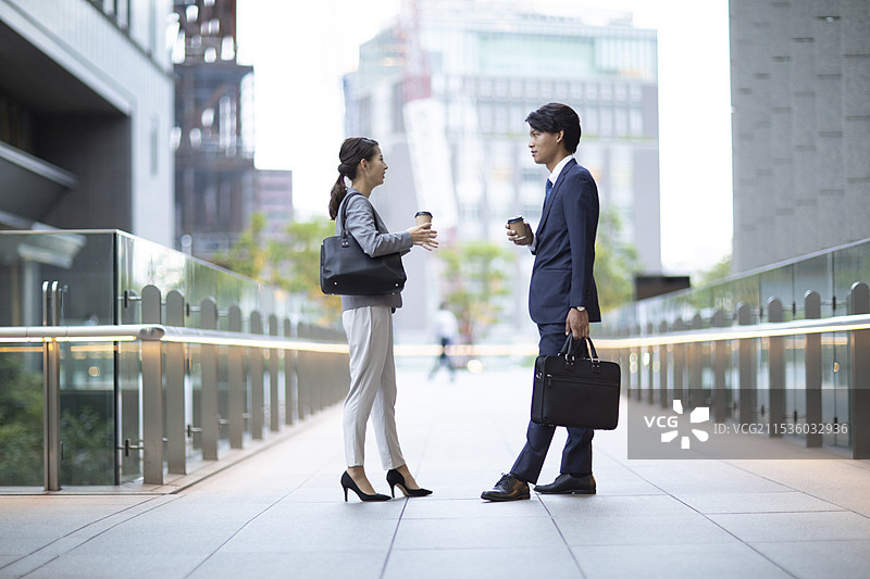 商务男士和女士面对面交谈图片素材