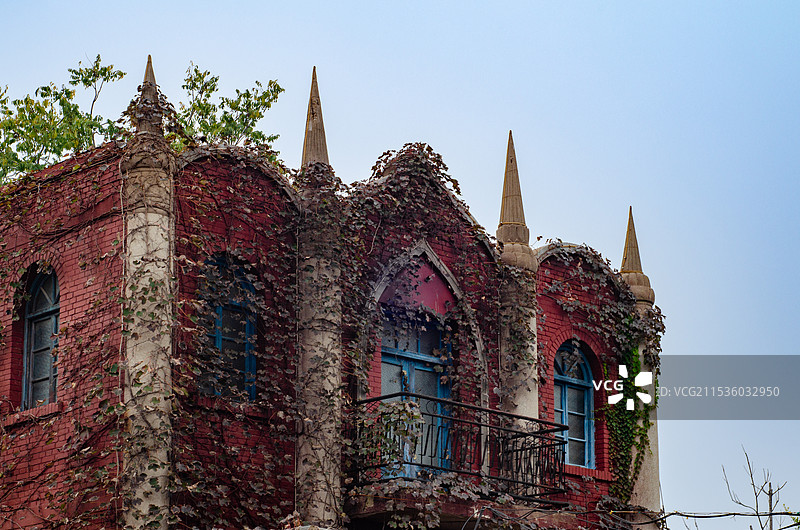 河南洛阳东大街与街交界处的老旧的基督教堂图片素材