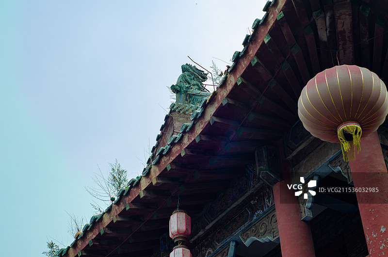 洛阳十字街的一间旧瓦房屋顶图片素材