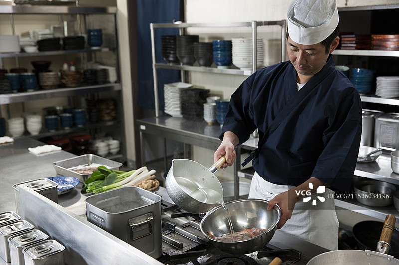 厨师正在准备梅巴鲁图片素材