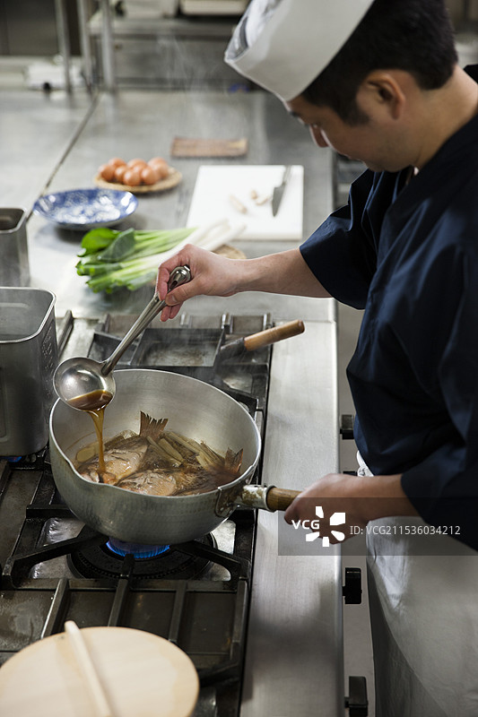 将热汤倒在鱼上煮鱼图片素材