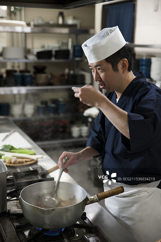 厨师品尝煮鱼图片素材