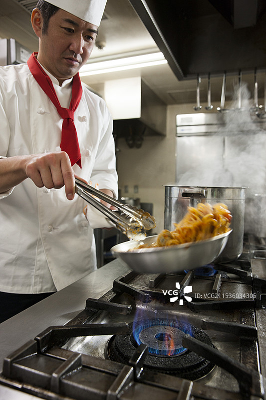 厨师正在制作红酱蛤蜊意面图片素材