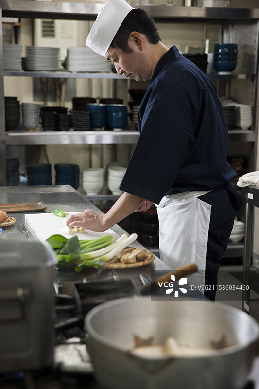 厨师在切菜图片素材
