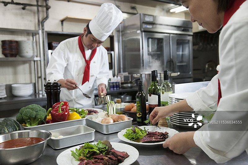 厨师端上一盘牛排图片素材