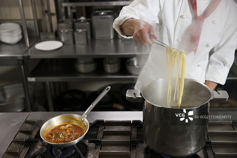 厨师正在制作红蛤蜊意面图片素材