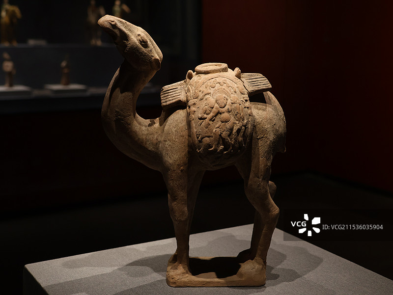 宁波博物馆酒神图驮嚢陶骆驼图片素材
