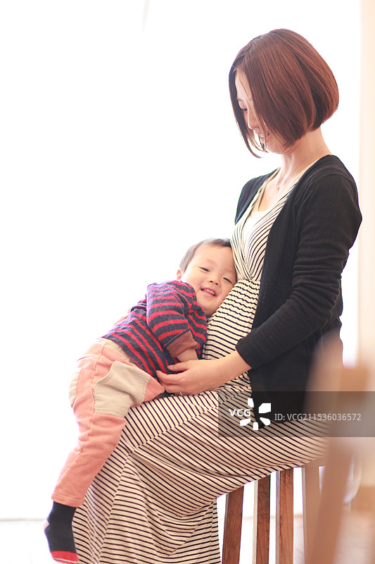 怀孕的母亲和婴儿图片素材