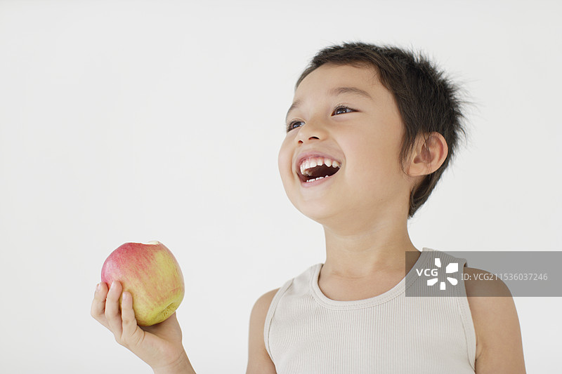 男孩在吃苹果图片素材