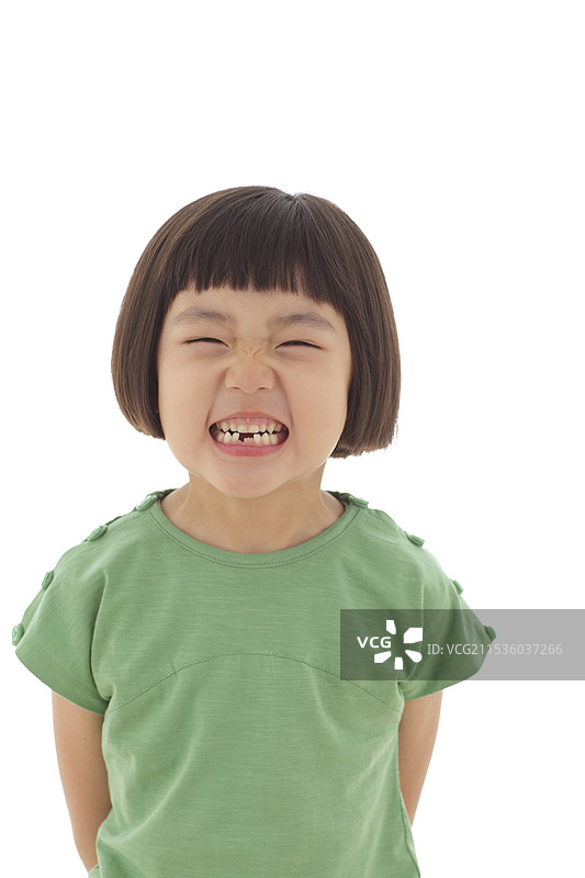 扎着辫子的女孩缺了一颗牙图片素材