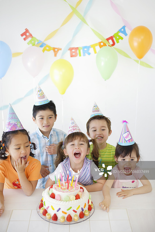 孩子们在庆祝生日派对图片素材