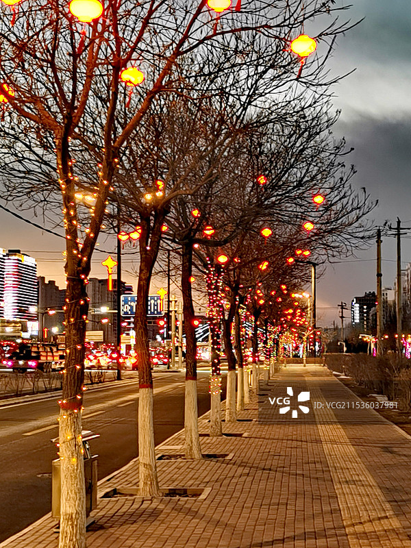 春节道路旁挂起的彩灯图片素材