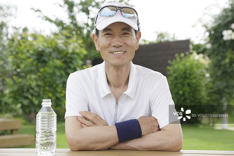 老年人锻炼并喝水图片素材