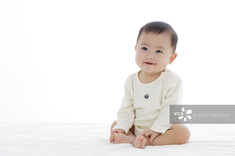 婴儿坐在床上图片素材