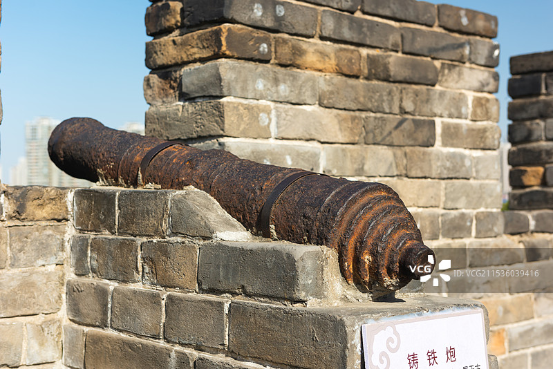 襄阳古城上的铸铁炮图片素材