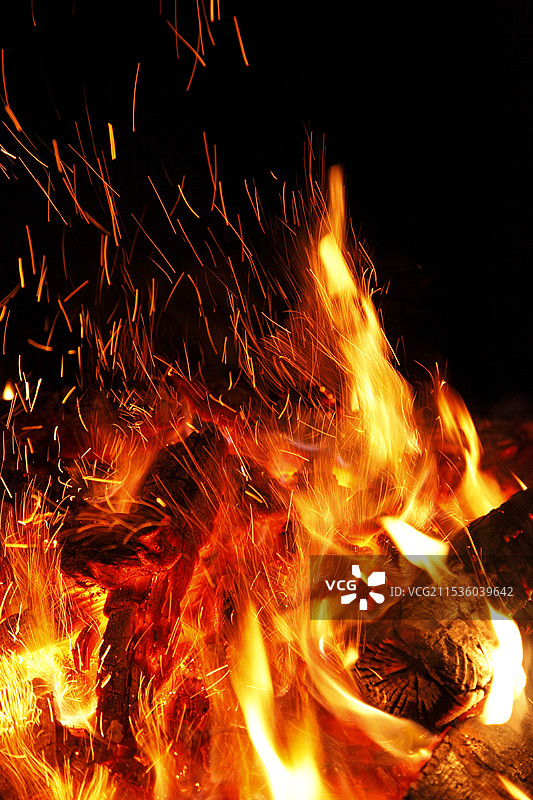 燃烧的木材，明亮的红色火焰图片素材