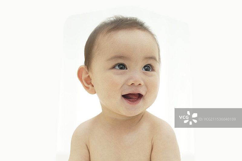 赤裸上身的婴儿图片素材