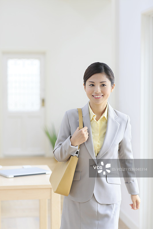 穿着西装上班的女性图片素材