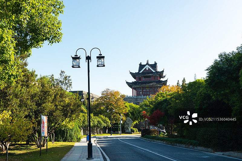 襄阳城内的仲宣楼低机位视角图片素材