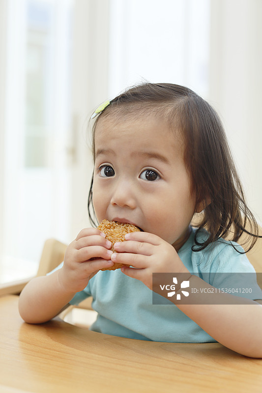 女孩在吃烤饭团图片素材