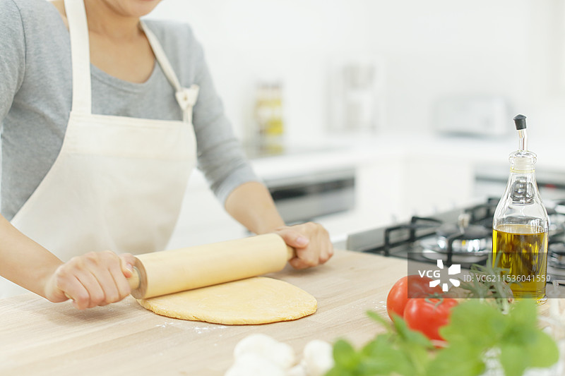 女人在明亮的厨房里做饭图片素材