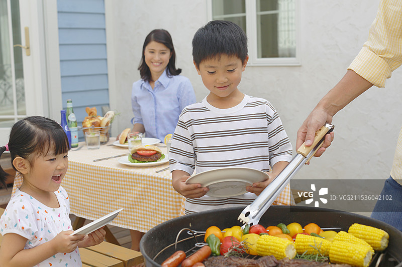 家庭享受烧烤时光图片素材