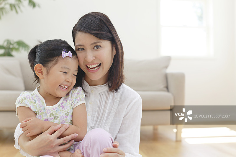 家庭在客厅放松休息图片素材