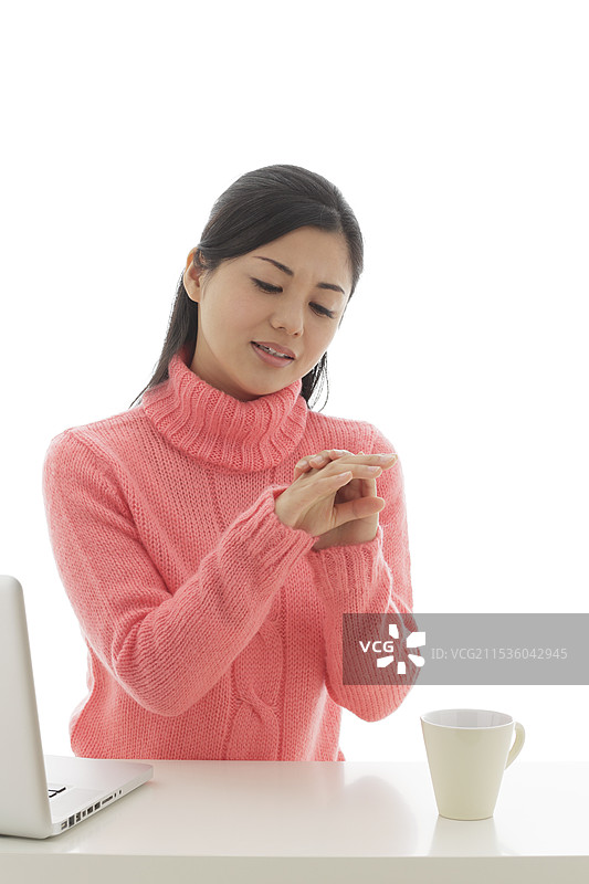 女人凝视着粗糙的手图片素材