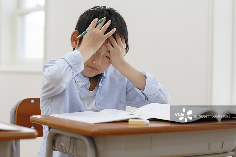 上课时生病的小学生图片素材