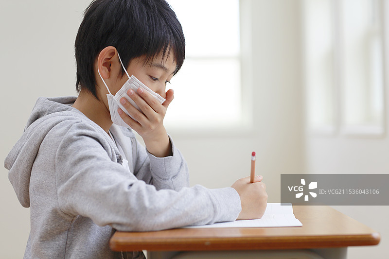 小学学生在课堂上咳嗽图片素材