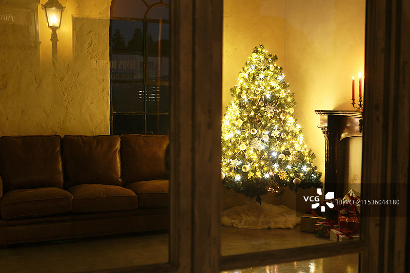 透过窗户看到的客厅和圣诞树图片素材