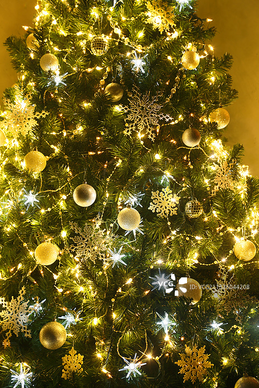 圣诞树的灯光装饰图片素材