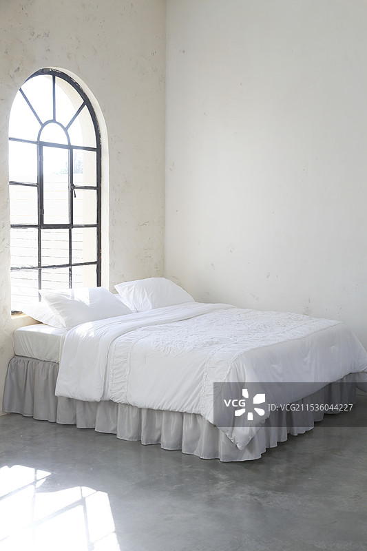 宽敞的卧室配有大窗户图片素材