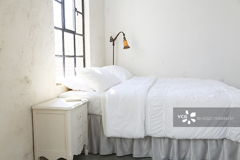 宽敞的卧室配有大窗户图片素材