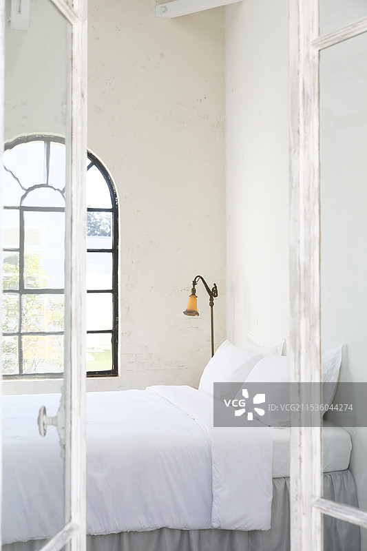 透过窗户窥视的大卧室图片素材