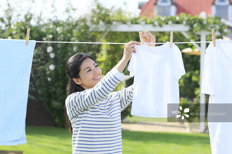 女人在大花园里晾衣服图片素材