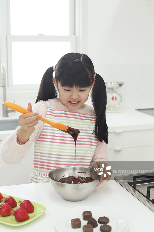 女孩在制作情人节巧克力图片素材