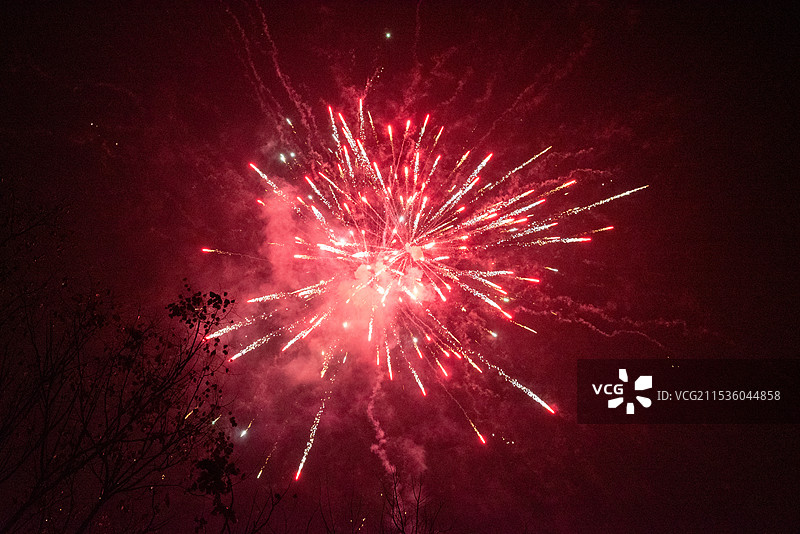 烟花在夜空中释放的特写图片素材