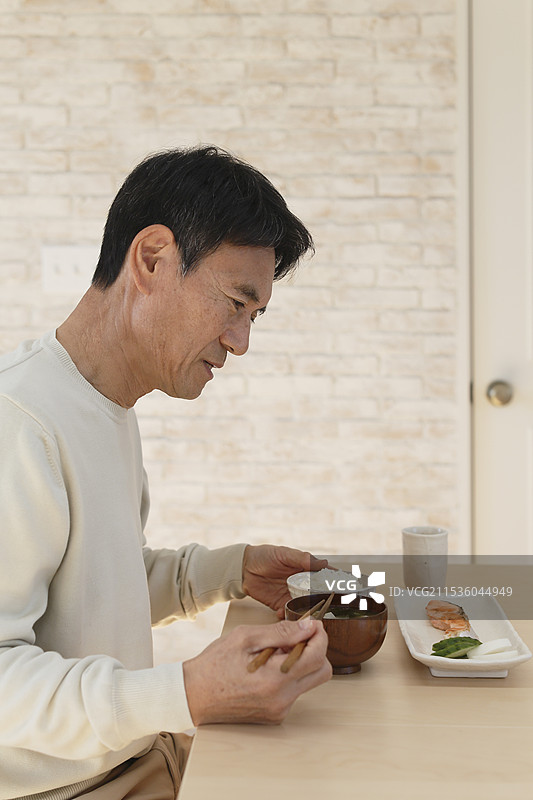 中年男性食欲减退图片素材