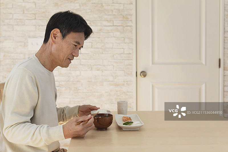 中年男性食欲减退图片素材