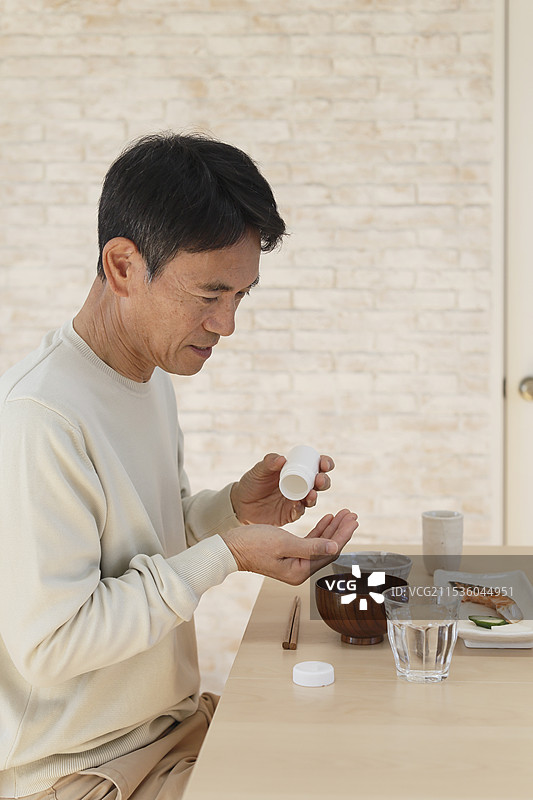中年男性在服药图片素材