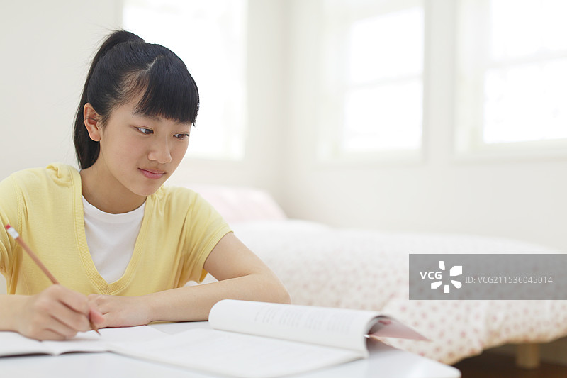 女孩在房间里学习图片素材