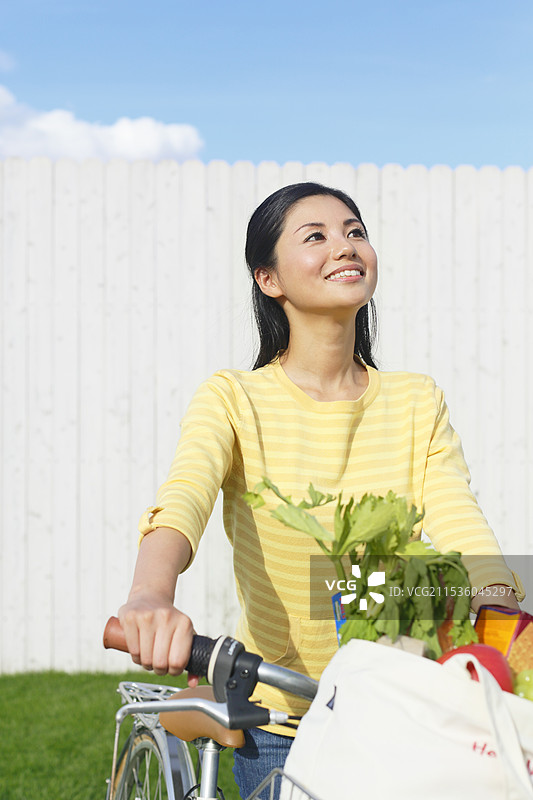 骑自行车购物的女性图片素材
